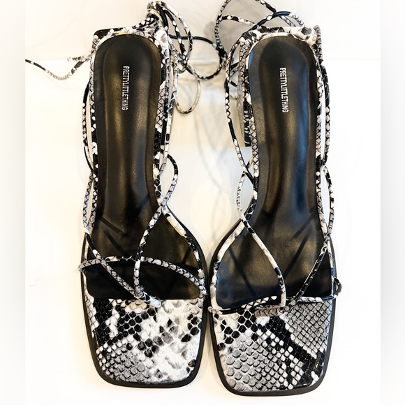 New Pretty Little Thing Snake Embossed Thong Block Heel Sandals Womenโs Size 9 - Picture 7 of 8